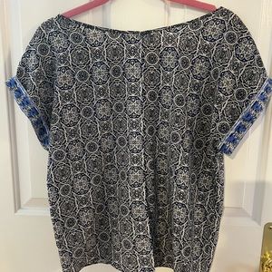 JONES NEW YORK Blouse Top Shirt Sz M Med Silky feel. Cap cuffed sleeves New NWOT